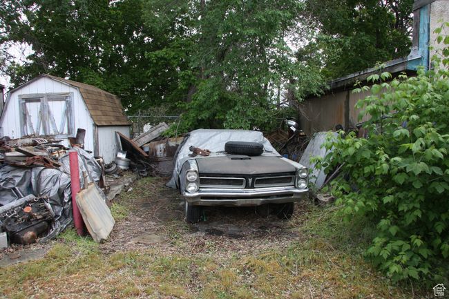 View of yard featuring a shed and an outdoor structure | Image 22