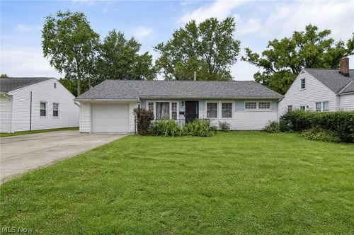 652 Iroquois Trl, Willoughby, OH, 44094-7218 | Card Image