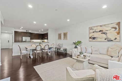 apt-210-10878 Bloomfield St, Toluca Lake, CA, 91602-2254 | Card Image