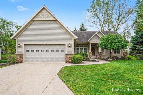 2320 Red Oak Ct Nw, Grand Rapids, MI, 49504-2352 | Card Image