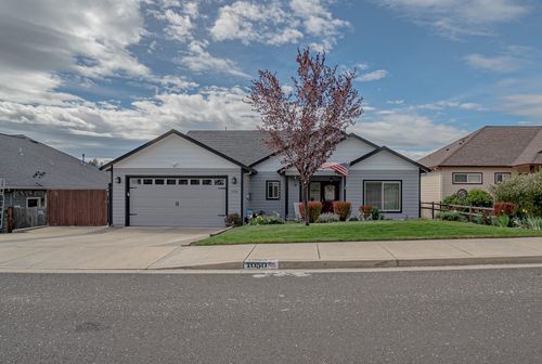 1050 Azure Way, Eagle Point, OR, 97524-6661 | Card Image