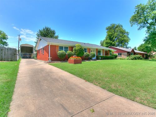 1752 E 57th St, Tulsa, OK, 74105-8811 | Card Image