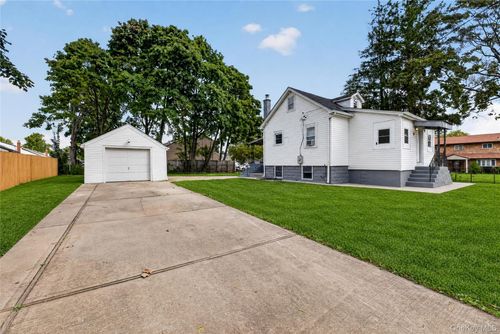 75 Apricot St, Central Islip, NY, 11722-3512 | Card Image