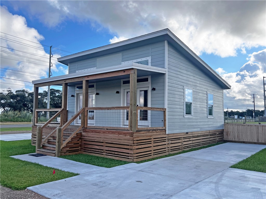 Landry Cir, Rockport, TX 78382