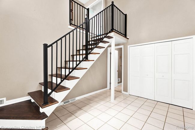 Sweeping staircase to primary suiter | Image 30