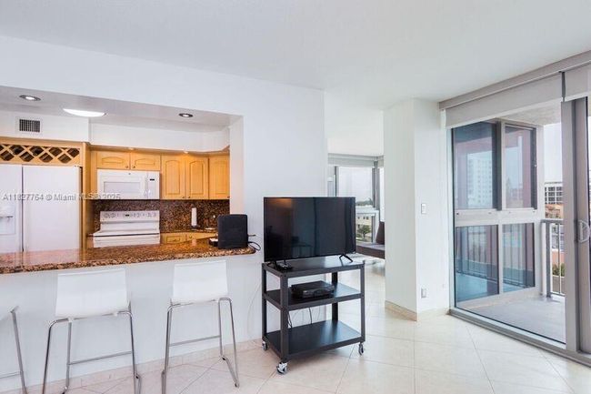 APT-605 - 2655 Collins Ave, Condo with 2 bedrooms, 2 bathrooms and null parking in Miami Beach FL | Image 17