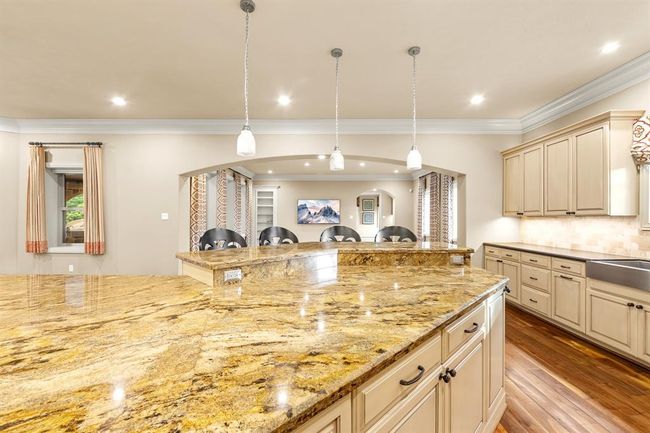 Extra -large prep area | Image 28