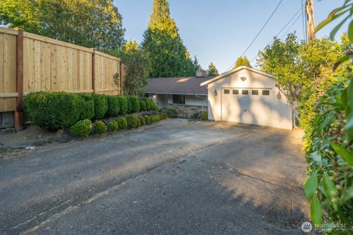 19526 53rd Ave Ne, Lake Forest Park, WA, 98155-3028 | Card Image