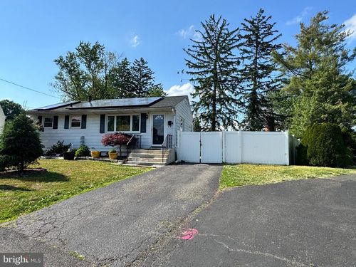 4 Rocky Brook Ct, Hightstown, NJ, 08520-4123 | Card Image