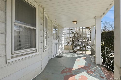 25 Raymond St, Rockville Centre, NY, 11570-2443 | Card Image