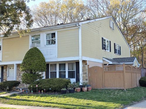 2E Ethan Allen Ct, Ridge, NY, 11961-3601 | Card Image