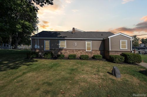 2236 Grove Park Rd, Fenton, MI, 48430-1440 | Card Image