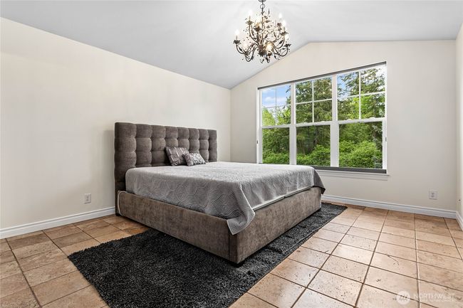 Vaulted ceilings create a bright and airy feel. That's a new custom blind, too, that can go up or down from the middle, or both. | Image 15