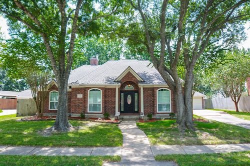 705 Eagle Lakes Dr, Friendswood, TX, 77546-7815 | Card Image