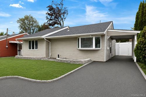 40 Southridge Dr, Glen Cove, NY, 11542-4030 | Card Image