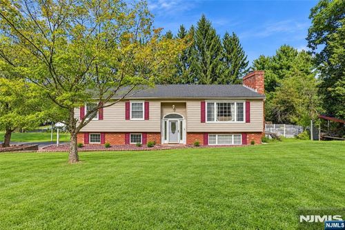 62 South St, Andover, NJ, 07821-5503 | Card Image