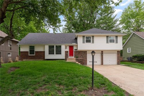 8306 W 97th Ter, Overland Park, KS, 66212-3338 | Card Image