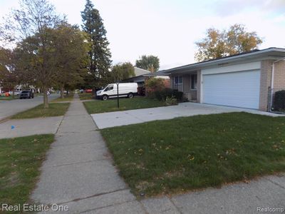 2704 Berkshire Drive, Home with 3 bedrooms, 1 bathrooms and null parking in Troy MI | Image 3