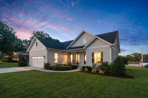 204 Locust St, Mc Ewen, TN, 37101-4789 | Card Image