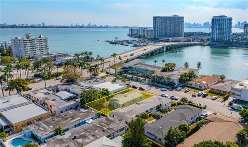 2125 Bay Dr, Miami Beach, FL, 33141-3676 | Card Image