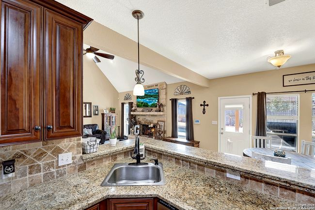 109 Park Way, House other with 4 bedrooms, 3 bathrooms and null parking in Poth TX | Image 9