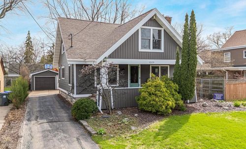 1009 Nicolet Boulevard, NEENAH, WI, 54956 | Card Image