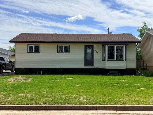 311 11 Th Ave S, House with 3 bedrooms, 2 bathrooms and null parking in Swan River MB | Card Image