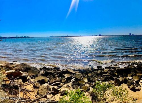 6209 Riviera Dr, Biloxi, MS, 39532-8704 | Card Image