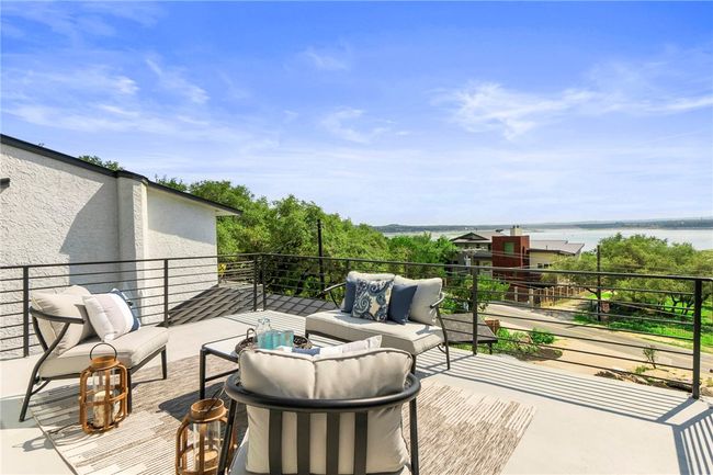 Find yourself spending countless hours lounging on the rooftop terrace and hosting friends, with the convenient beverage and snacks station just steps away. | Image 27