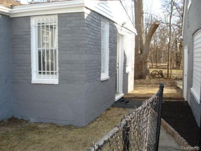 side house | Image 8