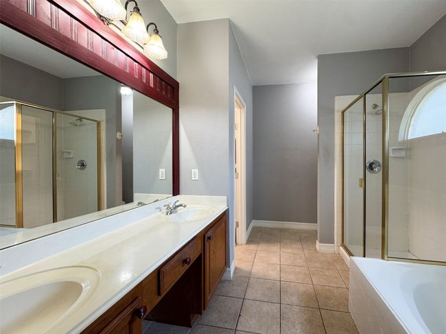 Primary Bathroom | Image 15