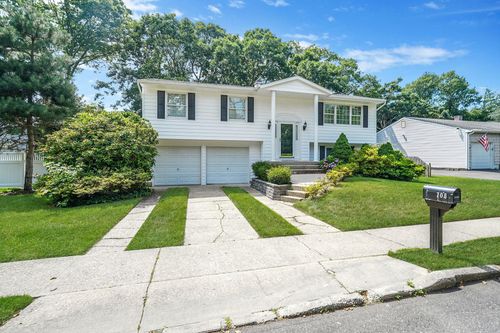 708 Bohemia Pkwy, Sayville, NY, 11782-3300 | Card Image