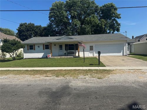 415 Henry St, Staunton, IL, 62088-1822 | Card Image