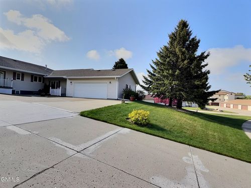 575 Brandon Pl, Bismarck, ND, 58503-5552 | Card Image