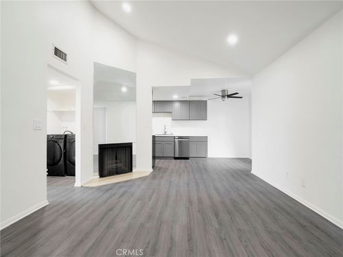 209-9038 Orion Ave, North Hills, CA, 91343-4275 | Card Image