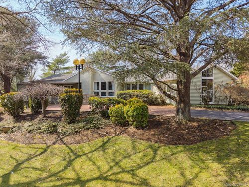 8 Astro Pl, Dix Hills, NY, 11746-5729 | Card Image