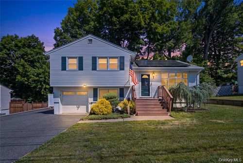 24 Maplewood Blvd, Suffern, NY, 10901-7628 | Card Image