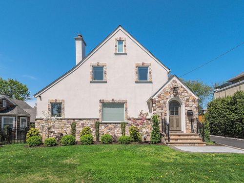 33 Mora Ct, Manhasset, NY, 11030-2235 | Card Image