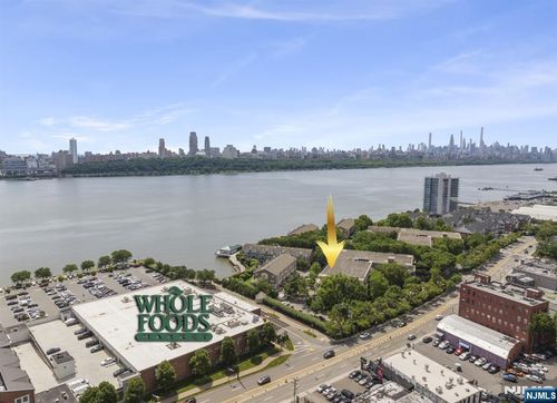 200 Grand Cove Way, Edgewater, NJ, 07020-7214 | Card Image