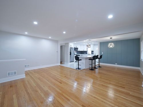 8415 Trumbull Ave, Skokie, IL, 60076-2437 | Card Image