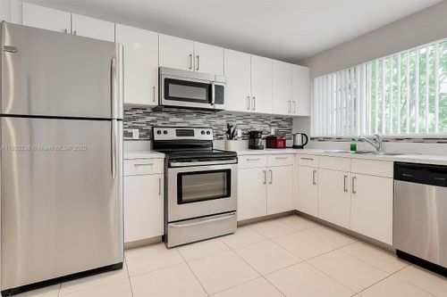 2h-950 Ne 199th St, Miami, FL, 33179-3057 | Card Image