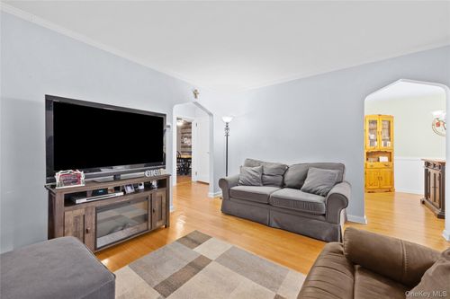 38 Hawthorne Ave, Floral Park, NY, 11001-1606 | Card Image