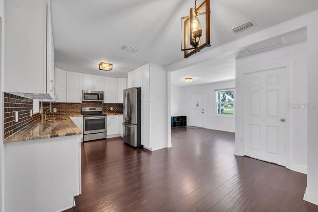 11015 S County Road 39, House other with 4 bedrooms, 2 bathrooms and null parking in Lithia FL | Image 7