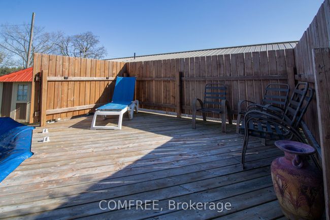 8 Laura St, House other with 5 bedrooms, 3 bathrooms and 4 parking in Lyn ON | Image 7