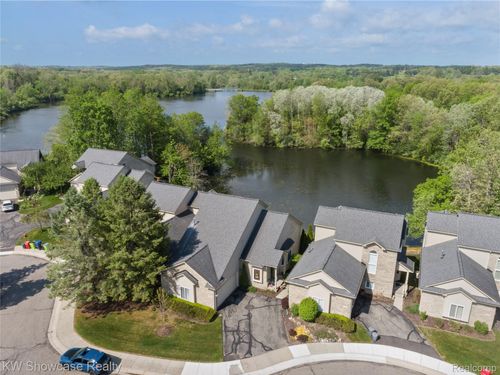 16-727 Mill Pointe Dr, Milford, MI, 48381-1880 | Card Image