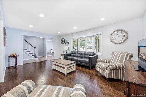 83 Newport Ave, Tappan, NY, 10983-1605 | Card Image