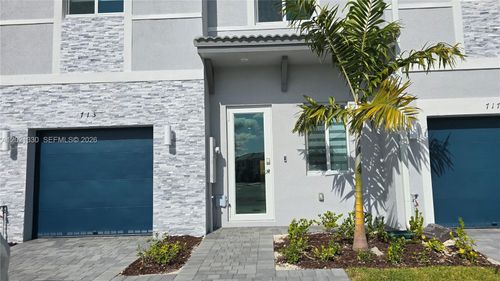 713 Se 13th Street Cir, HOMESTEAD, FL, 33034-3465 | Card Image