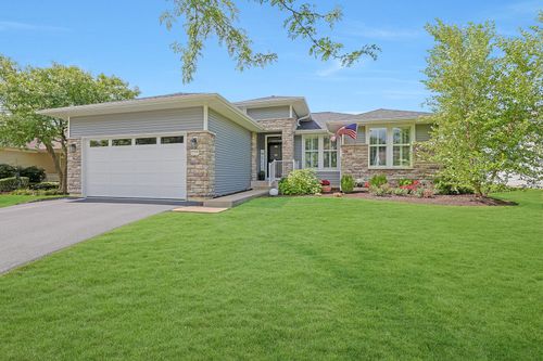 12945 Oak Grove Dr, Huntley, IL, 60142-7447 | Card Image