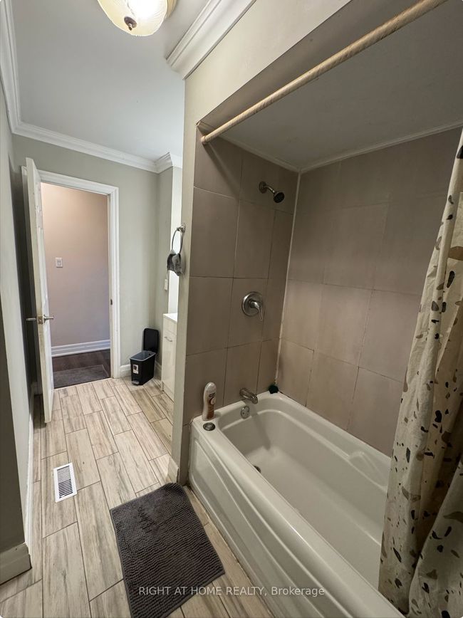 UPPER - 8 Pluto Dr, House attached with 3 bedrooms, 1 bathrooms and 2 parking in Brampton ON | Image 16