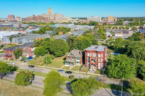 243 Edsel Ford Fwy, Detroit, MI, 48202-3707 | Card Image